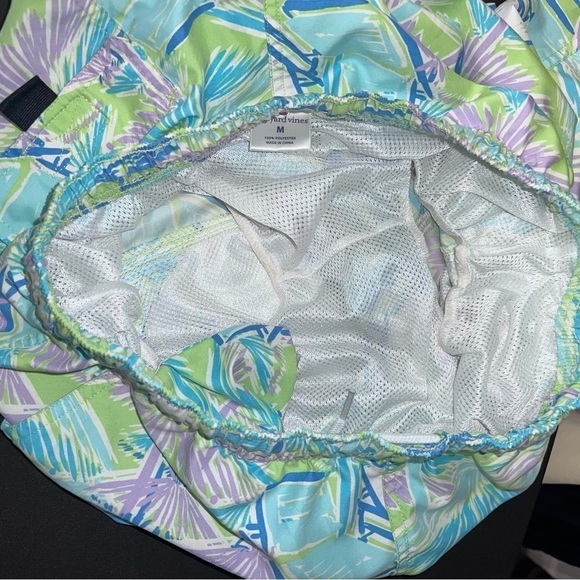 Vineyard Vines Swim Trunks Men Medium Shorts Beach Chairs Umbrellas Green Blue - Picture 7 of 8